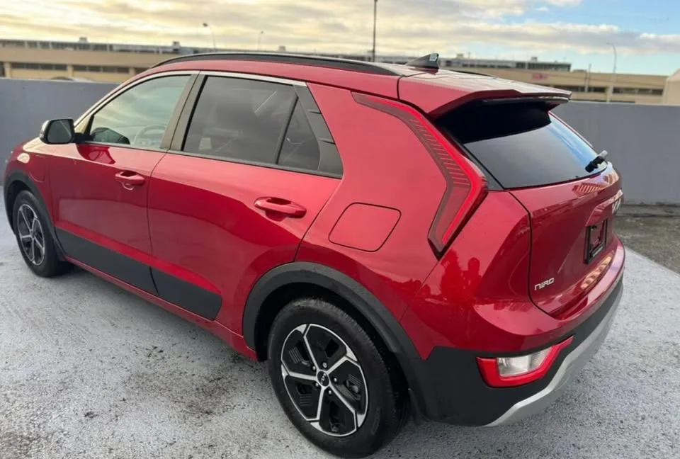 2025 Kia Niro Plug-In Hybrid EX Premium image indicator(4)