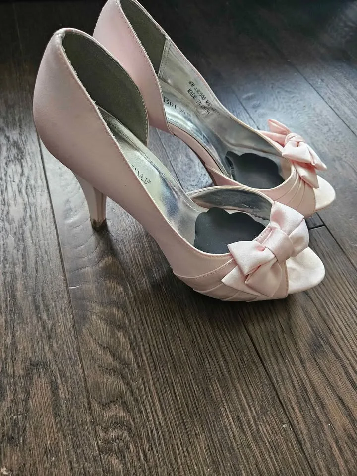 David's Bridal Heel image indicator(2)