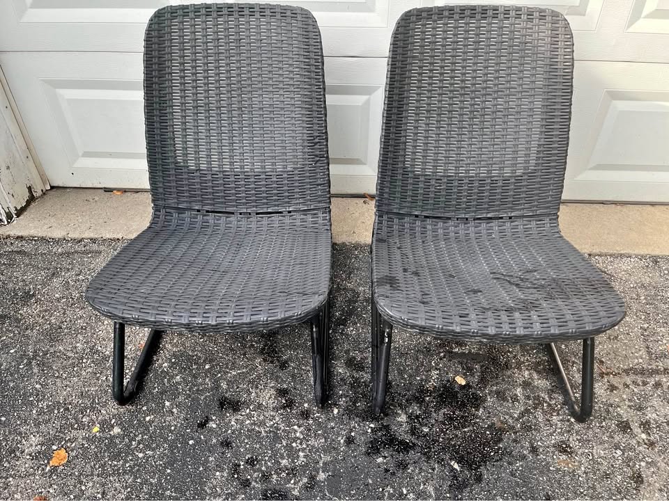 Pair (2) of patio chairs
