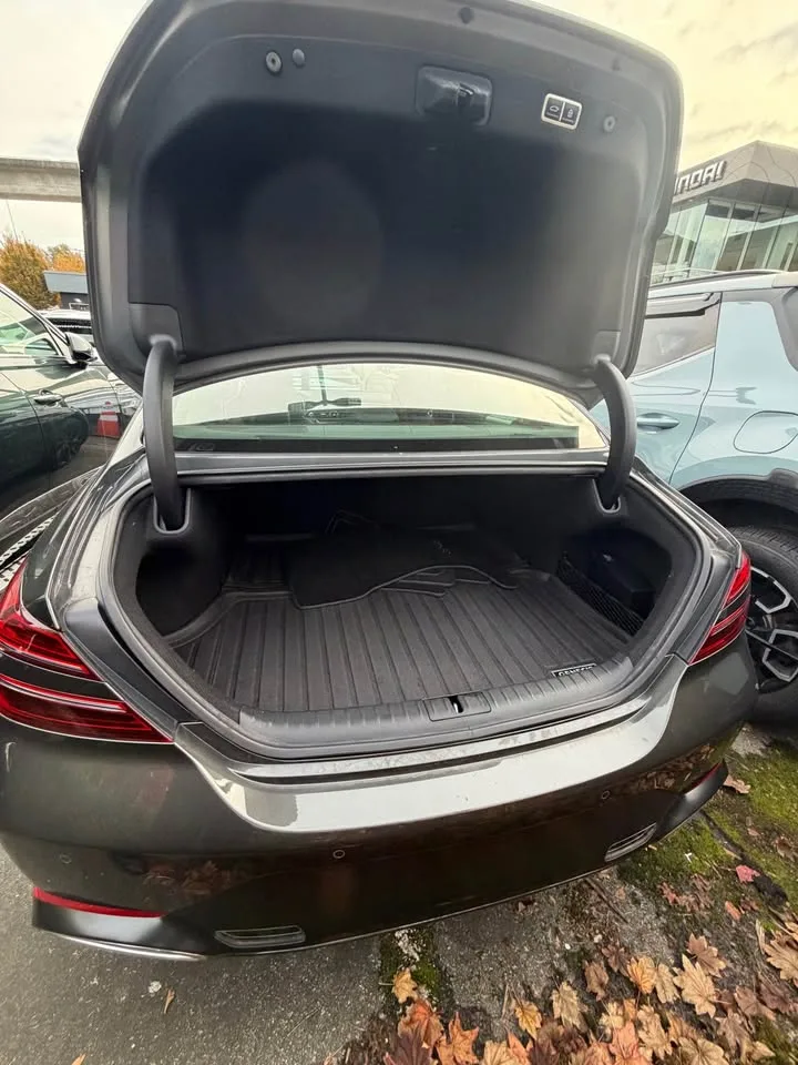 2024 Genesis G70 image indicator(6)