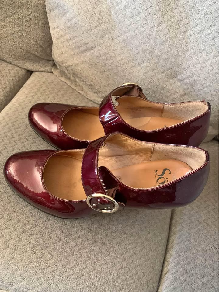 Womens shoes 7&1/2 heels.