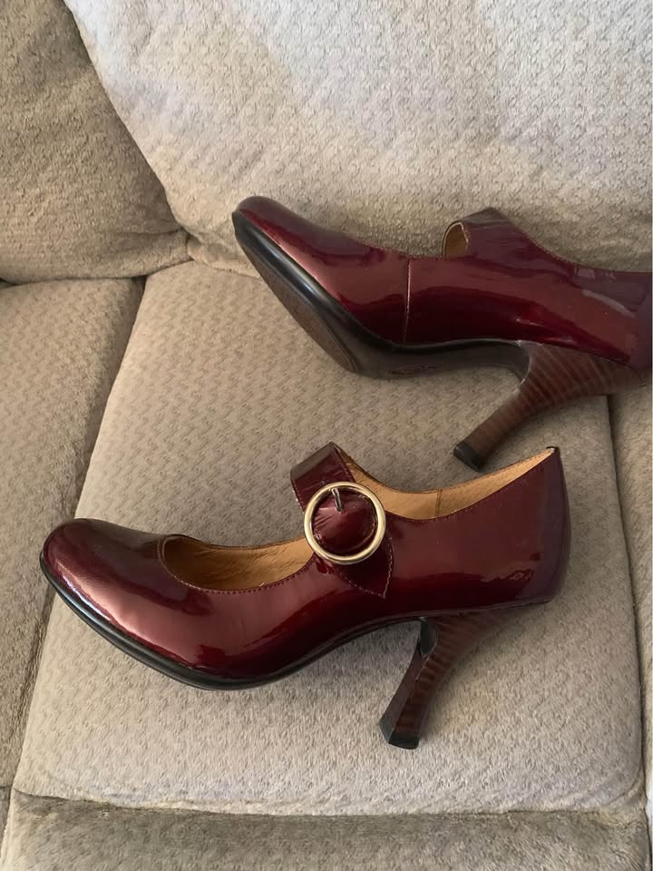 Womens shoes 7&1/2 heels. - photo 3