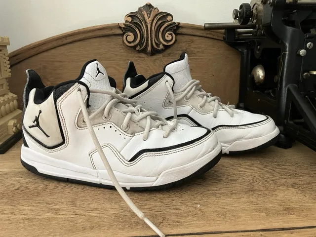 Size 2Y - Nike JORDAN COURTSIDE 23 PS AQ7734-100 image indicator(2)