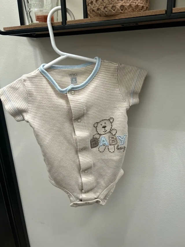 Baby bodysuit Carter’s size 9-12 months