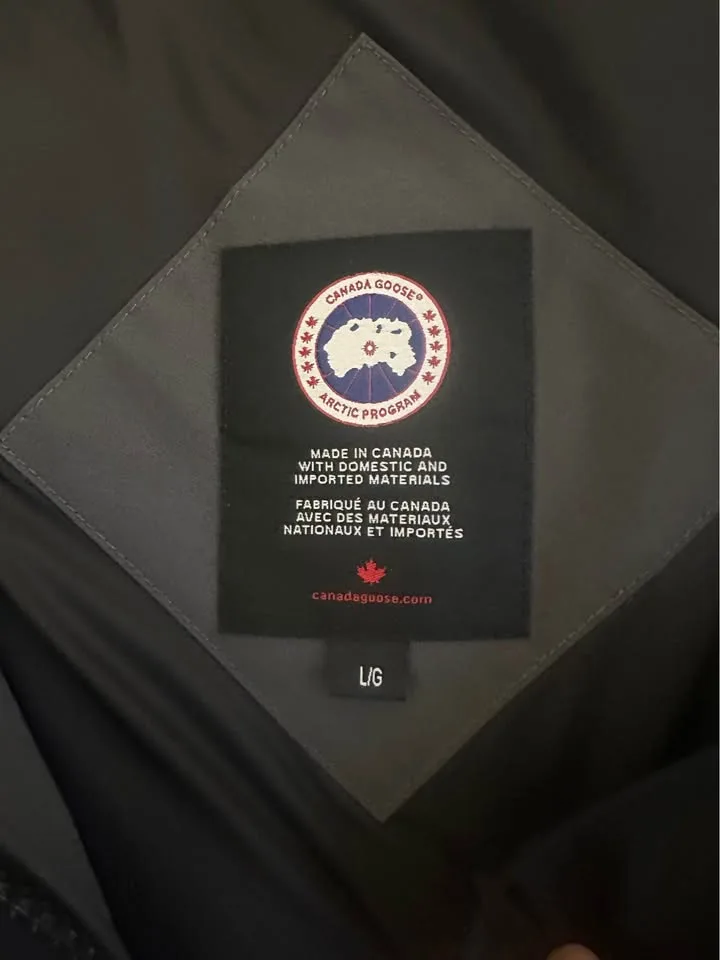 Canada Goose Women’s Parka – Excellent Condition image indicator(2)