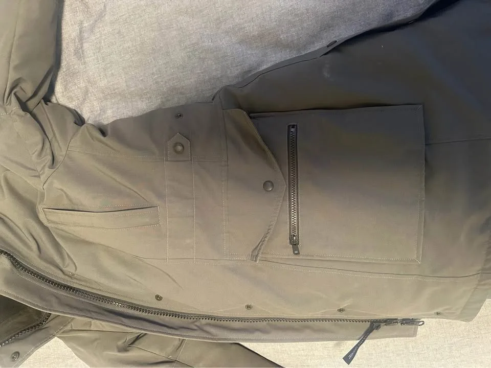 Canada Goose Women’s Parka – Excellent Condition image indicator(6)