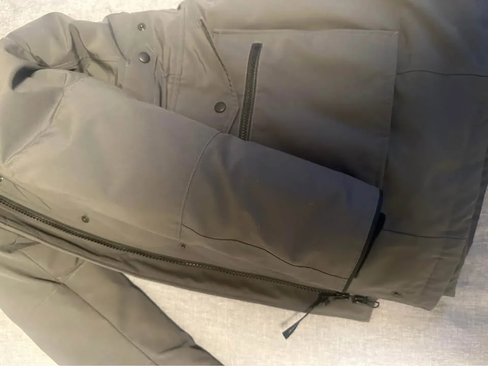 Canada Goose Women’s Parka – Excellent Condition image indicator(7)