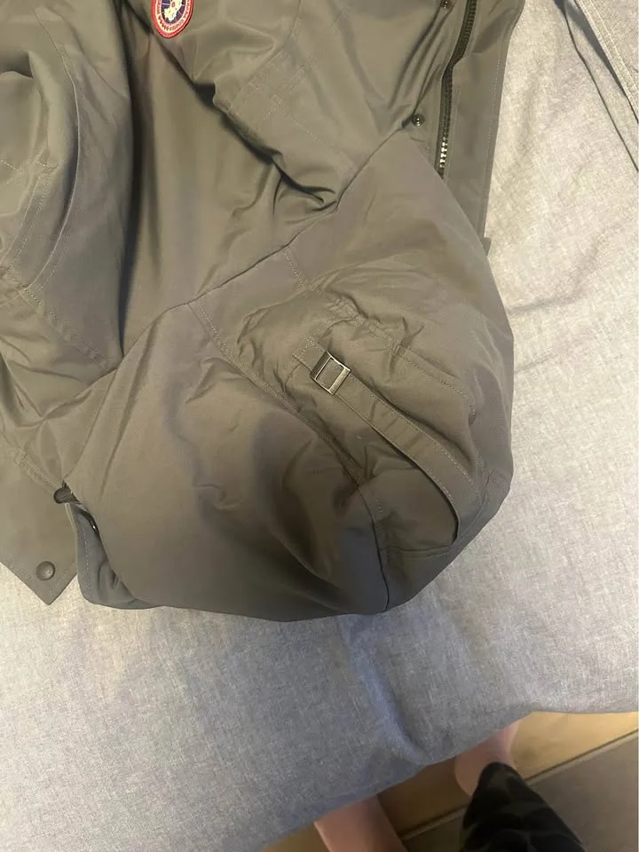 Canada Goose Women’s Parka – Excellent Condition image indicator(8)