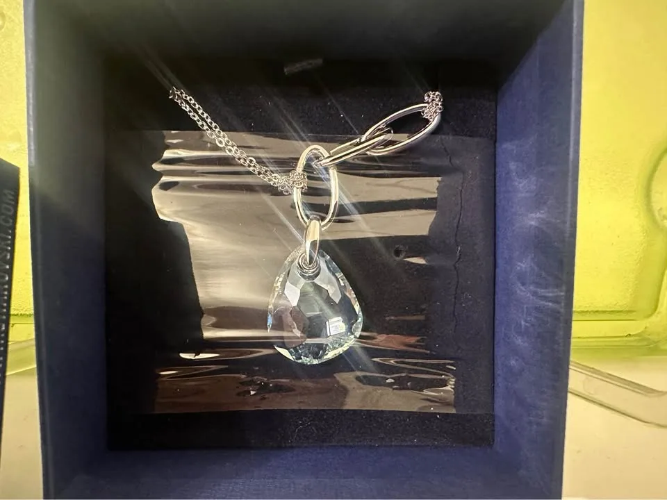 Brand new Swarovski necklace image indicator(2)
