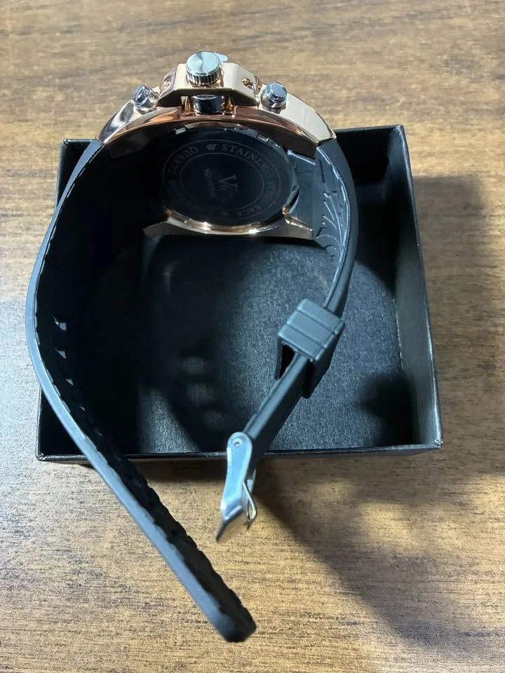 V6 Quartz Sport Watch with Black Silicone band image indicator(3)