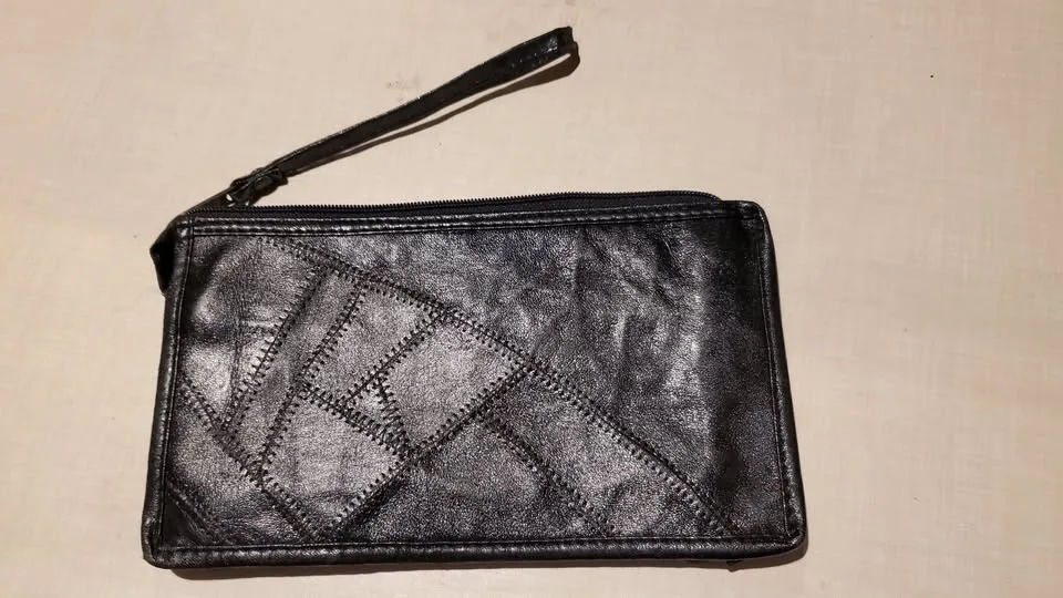 Multiple compartment Wallet image indicator(2)