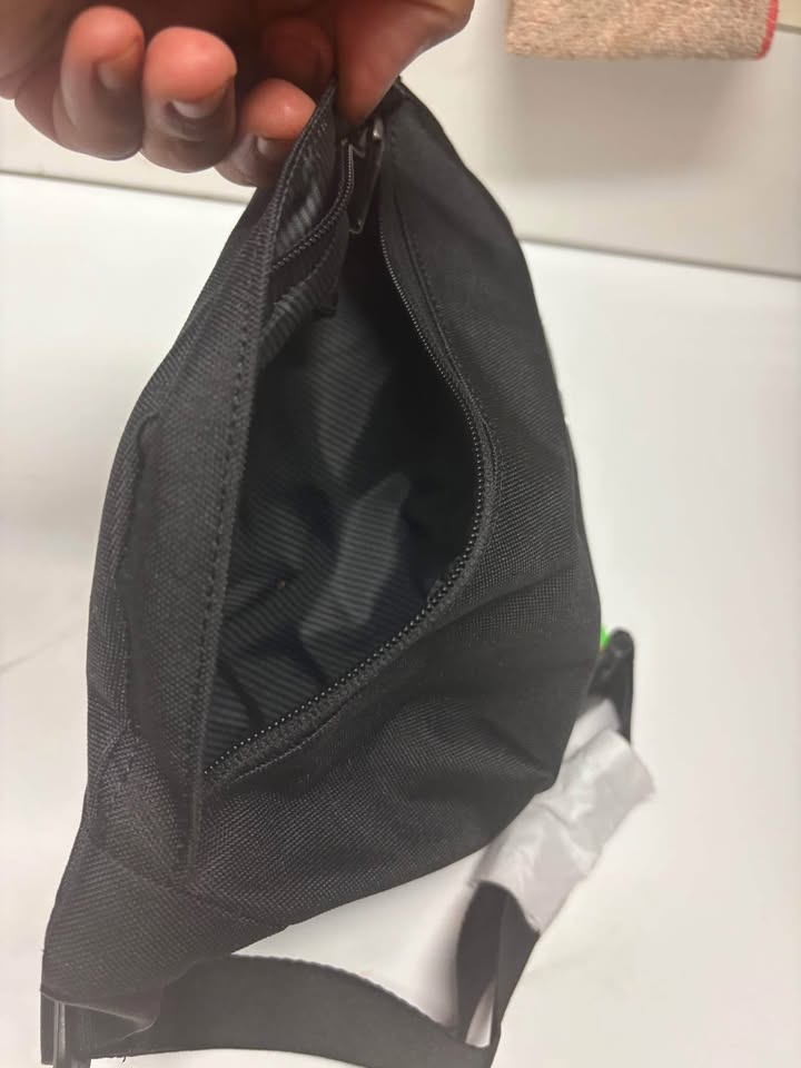 NWT Herschel Classic Black Hip Pack - 1L Unisex - photo 5