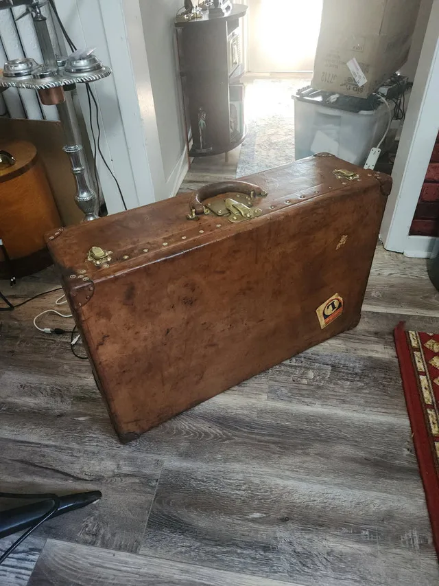 Rare c.1910 Louis Vuitton Suitcase image indicator(2)