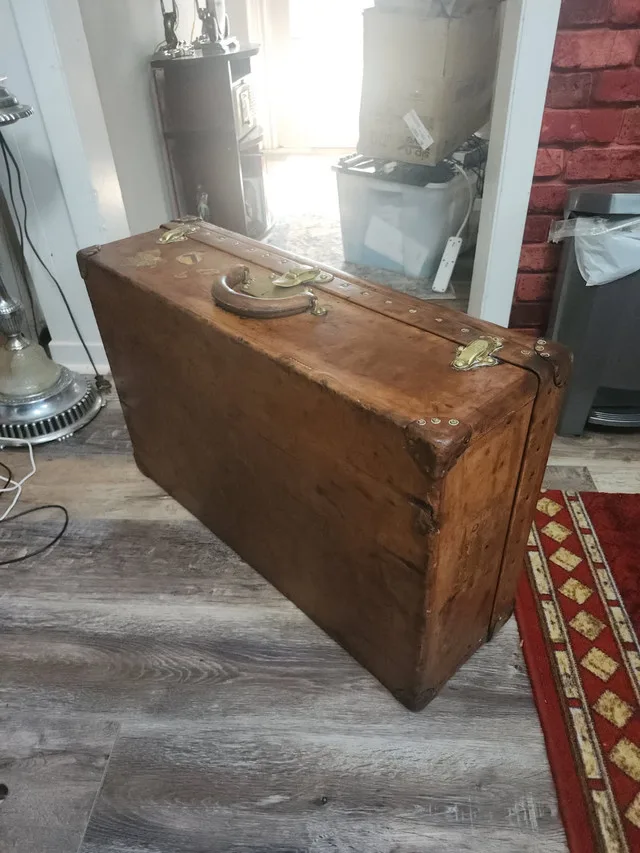 Rare c.1910 Louis Vuitton Suitcase image indicator(3)