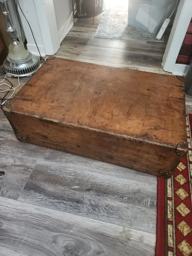 Rare c.1910 Louis Vuitton Suitcase image indicator(5)