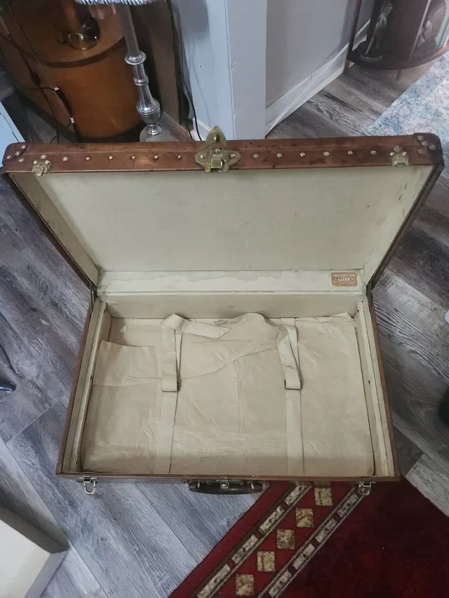 Rare c.1910 Louis Vuitton Suitcase image indicator(8)