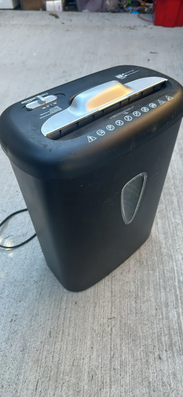 Amazon basics 8 sheet Cross-ucut shredder