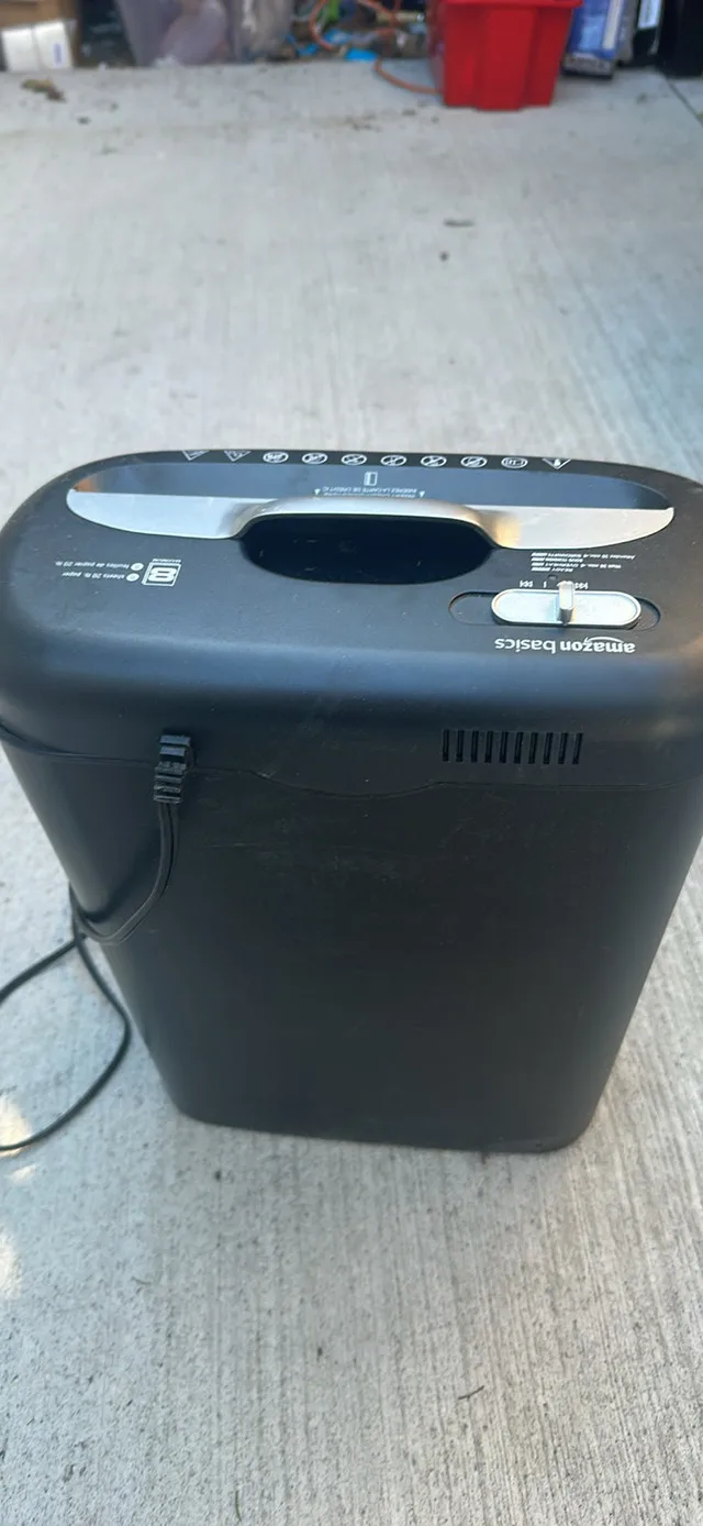 Amazon basics 8 sheet Cross-ucut shredder image indicator(4)