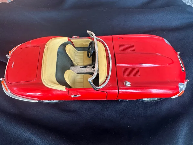 1961 Jaguar “E-Type” 1:18 Scale Die-cast Model Red Convertible image indicator(2)