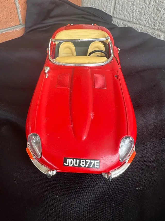 1961 Jaguar “E-Type” 1:18 Scale Die-cast Model Red Convertible image indicator(4)