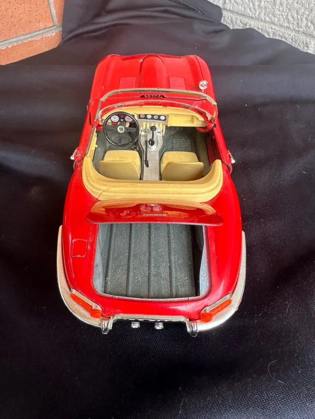 1961 Jaguar “E-Type” 1:18 Scale Die-cast Model Red Convertible image indicator(5)