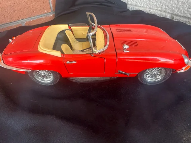 1961 Jaguar “E-Type” 1:18 Scale Die-cast Model Red Convertible image indicator(7)