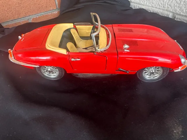 1961 Jaguar “E-Type” 1:18 Scale Die-cast Model Red Convertible image indicator(8)