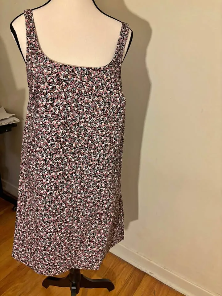 Floral dress, size small, but it fits more like a medium.