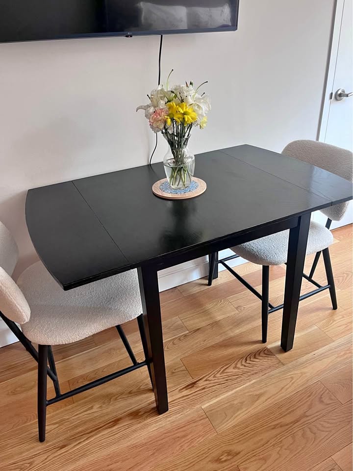 Extenable dining table