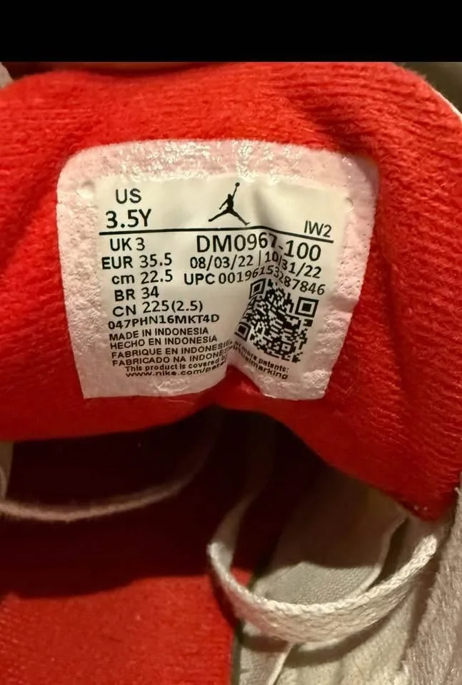 Air Jordan 3 Retro (size 3.5Y) image indicator(2)