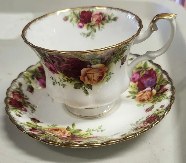 Royal Albert Old Country Roses Teacup image indicator(2)