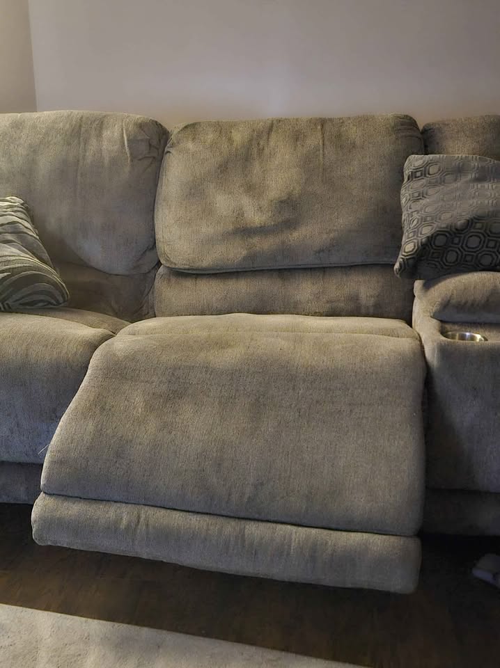 Must Go ASAP: Sectional Sofa- Electric Recline - photo 3