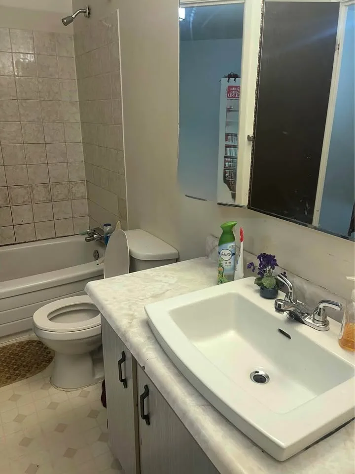 3 Beds 1 Bath - Townhouse image indicator(2)