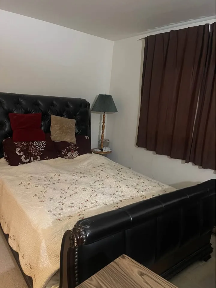 3 Beds 1 Bath - Townhouse image indicator(3)