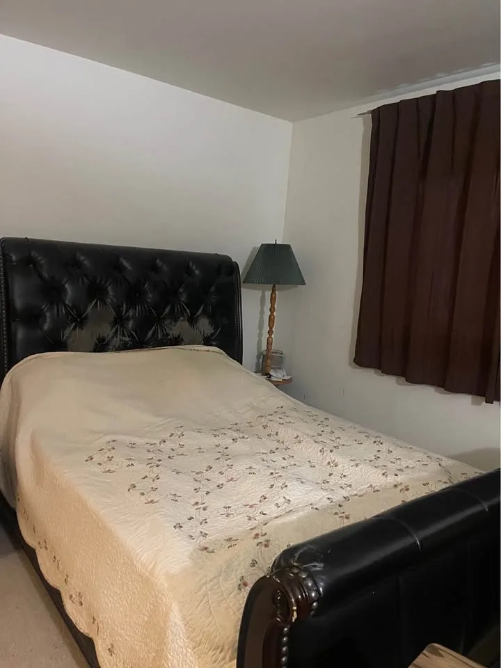 3 Beds 1 Bath - Townhouse image indicator(7)