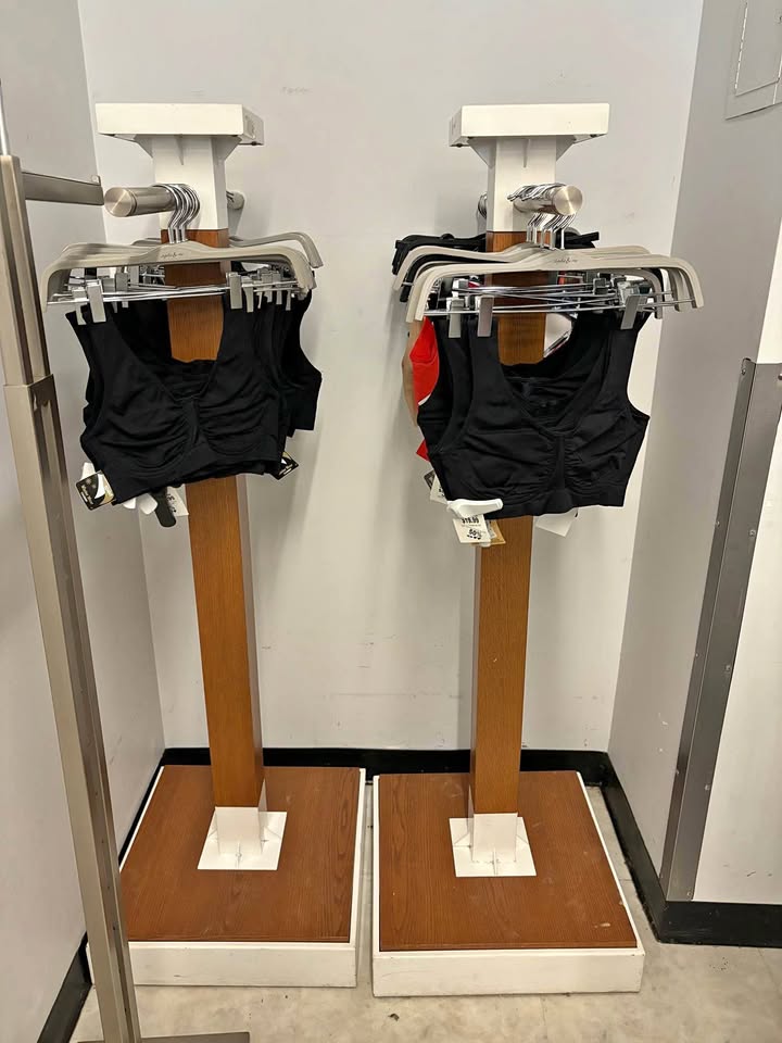 Store Fashion rack closing sale
