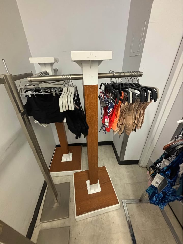 Store Fashion rack closing sale - photo 2