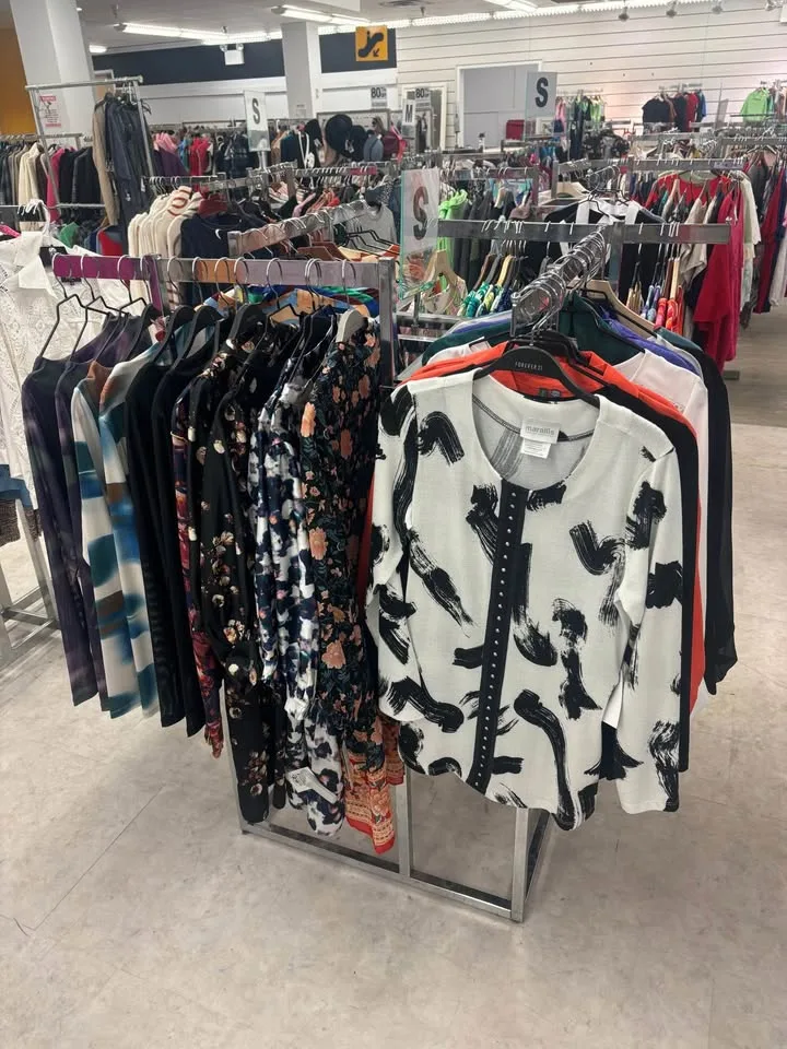 Clothing Rack image indicator(6)