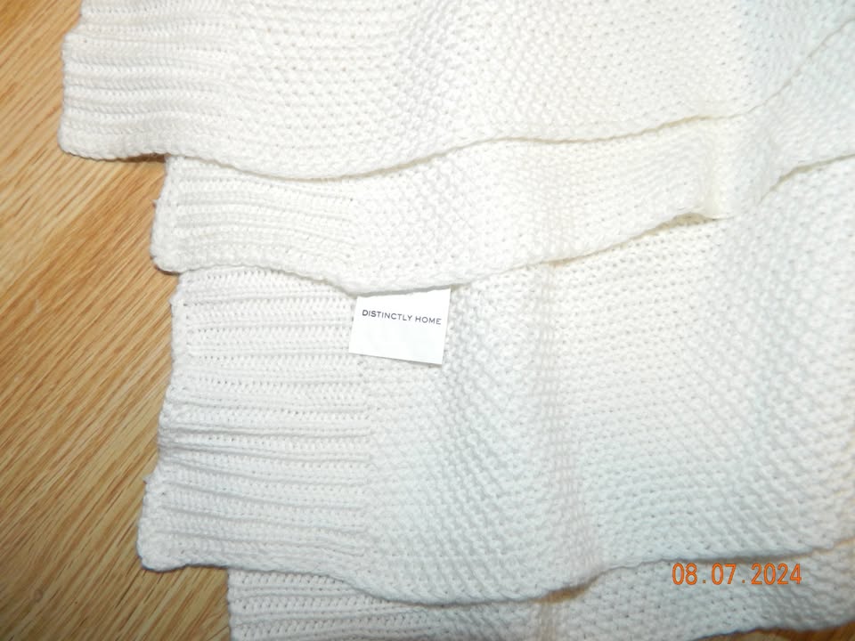 🥕DISTINCTLY HOME(the bay) knit throw...like new..approx 55"x68" - photo 2