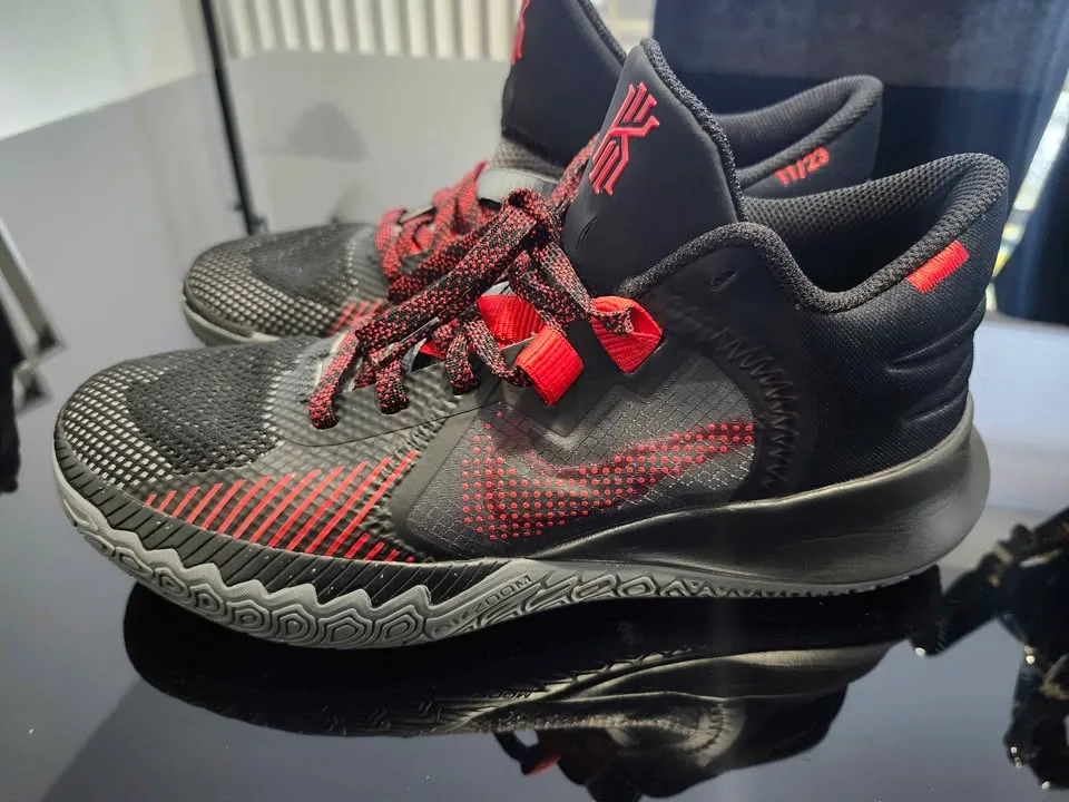 NIKE basketball Shoes (size 7.5 US ) image indicator(4)