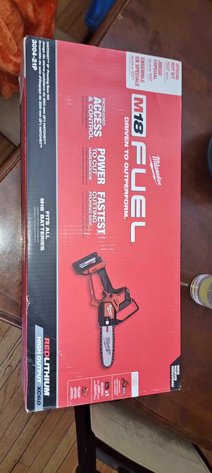 Brand New Milwaukee M18 FUEL HATCHET 8" Pruning Chainsaw With B