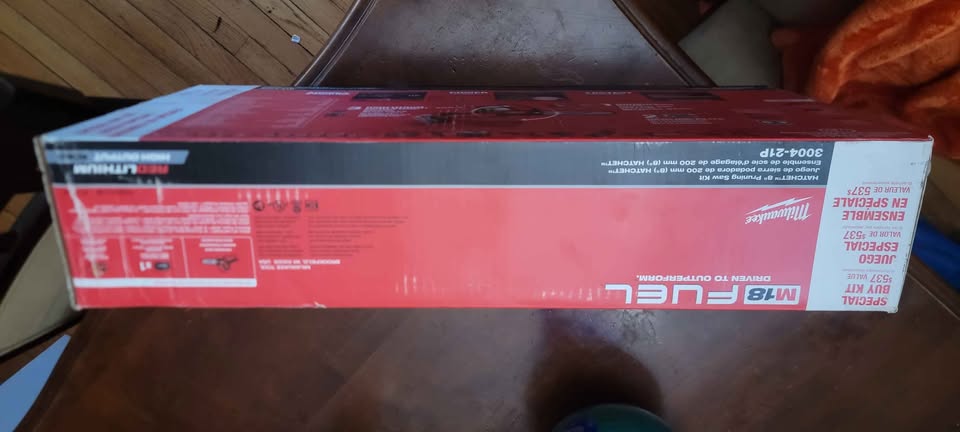 Brand New Milwaukee M18 FUEL HATCHET 8" Pruning Chainsaw With B - photo 3