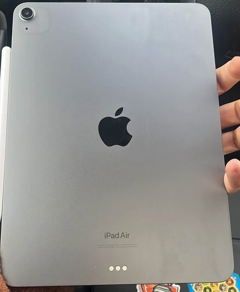 iPad Air 5th Gen w/ Pencil & Keyboard - photo 2