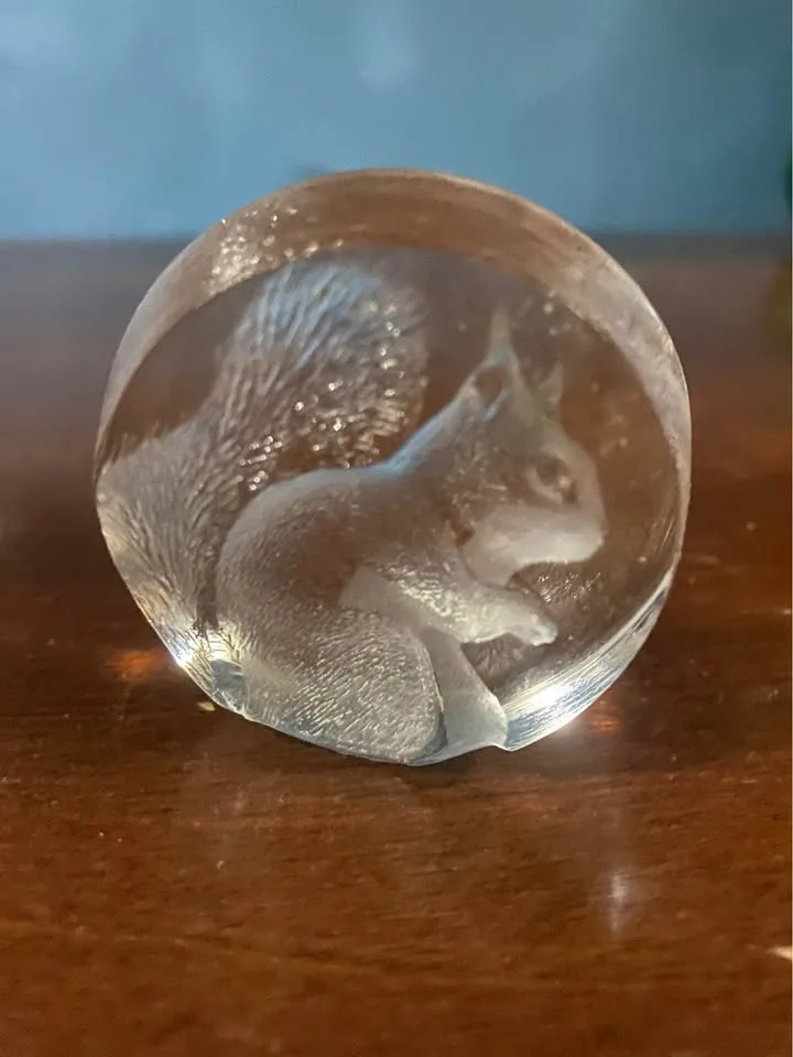 Swedish crystal squirrel paperweight! Signed Mats Jonasson image indicator(3)