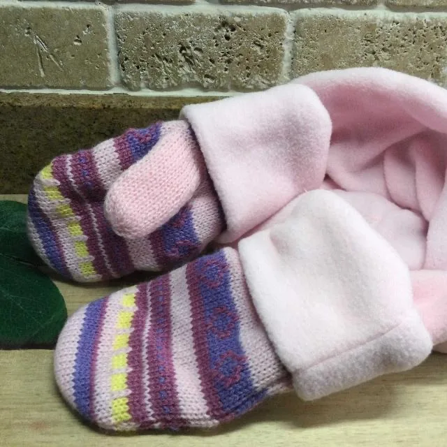 BNWT HAT & MITTENS SET - 2-3X image indicator(3)