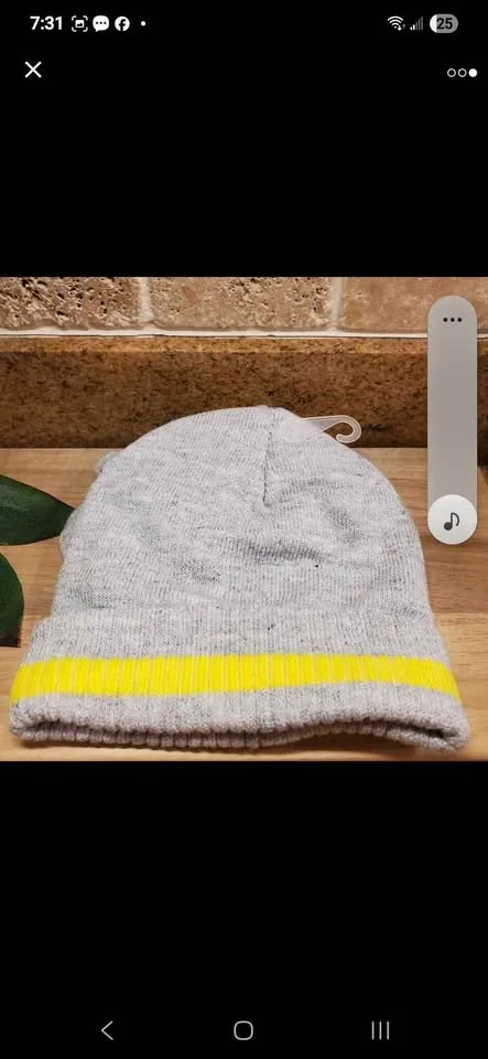 BNWT The Wiggles Emma Hat & Mitts Set - 2-3x image indicator(3)