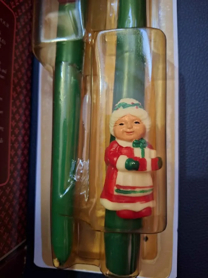 VINTAGE NEW AVON TAPER CANDLE MR AND MRS SANTA CLAUE  10" TALL O image indicator(5)