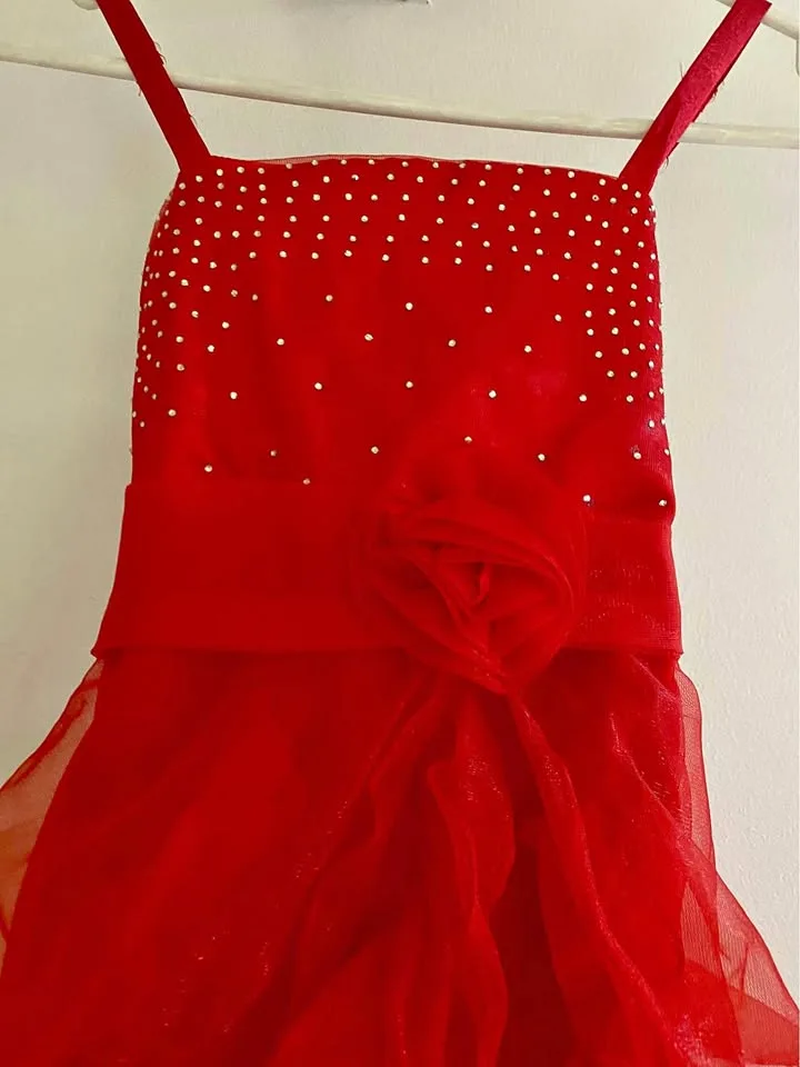 Beautiful girls dress fits 4-5 years old