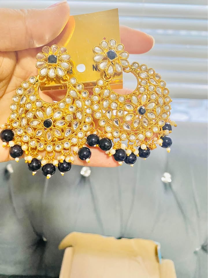 Beautiful 😍 kundan choker set comes with earrings and tikka bran - photo 2