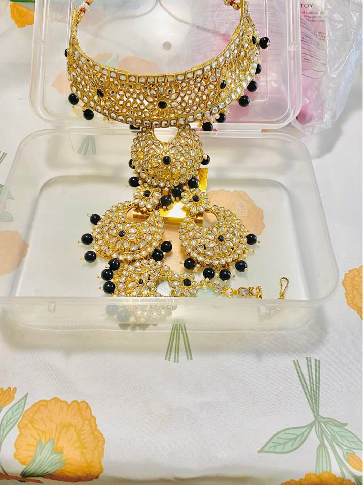 Beautiful 😍 kundan choker set comes with earrings and tikka bran - photo 3